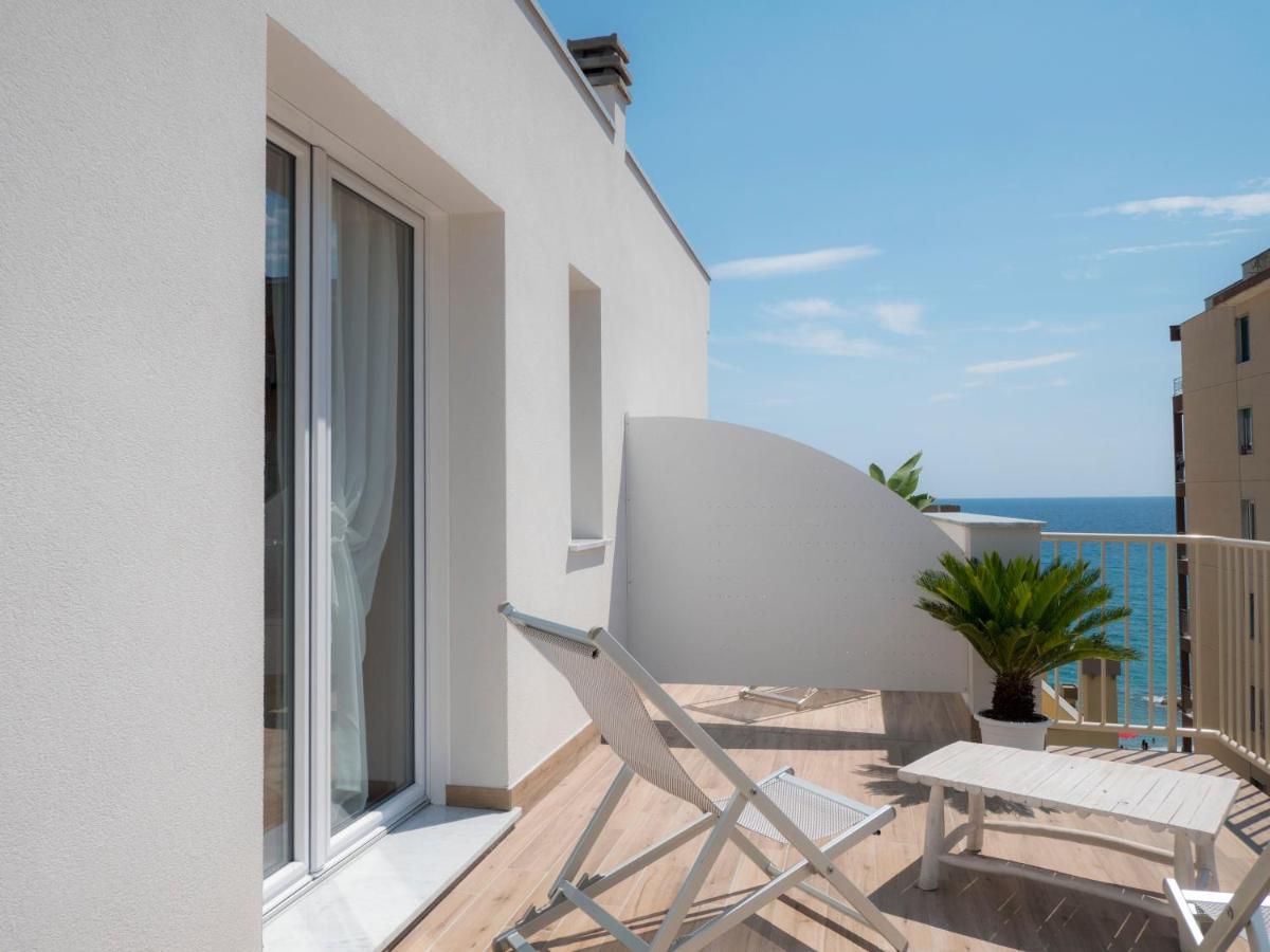 Hotel Continental Pietra Ligure Buitenkant foto
