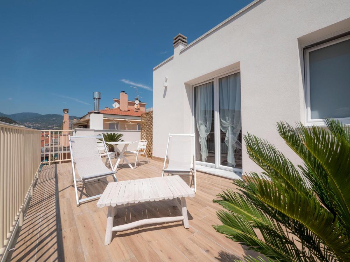 Hotel Continental Pietra Ligure Buitenkant foto