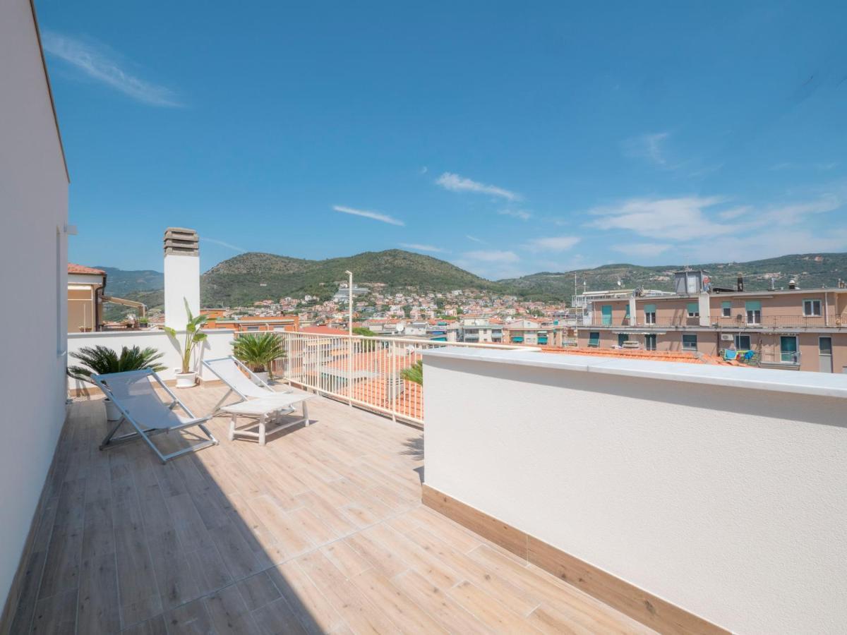 Hotel Continental Pietra Ligure Buitenkant foto