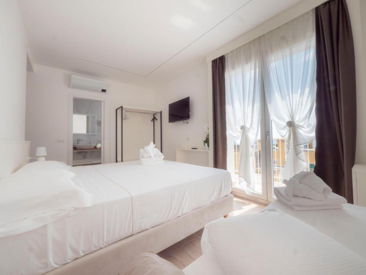 Hotel Continental Pietra Ligure Buitenkant foto
