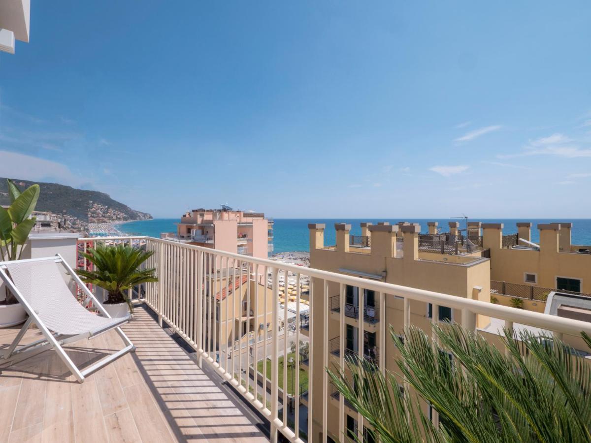 Hotel Continental Pietra Ligure Buitenkant foto