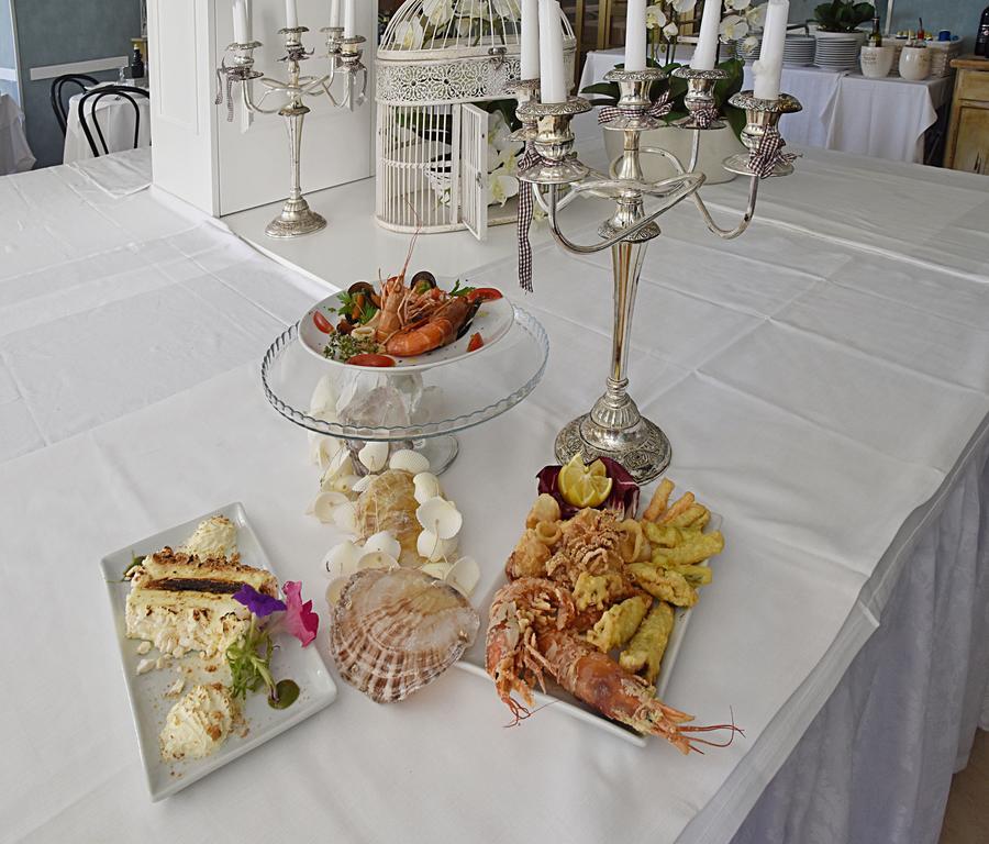 Hotel Continental Pietra Ligure Buitenkant foto