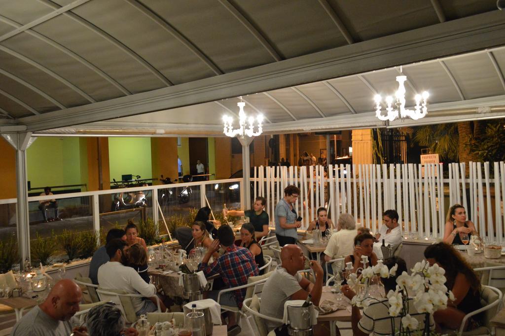 Hotel Continental Pietra Ligure Buitenkant foto