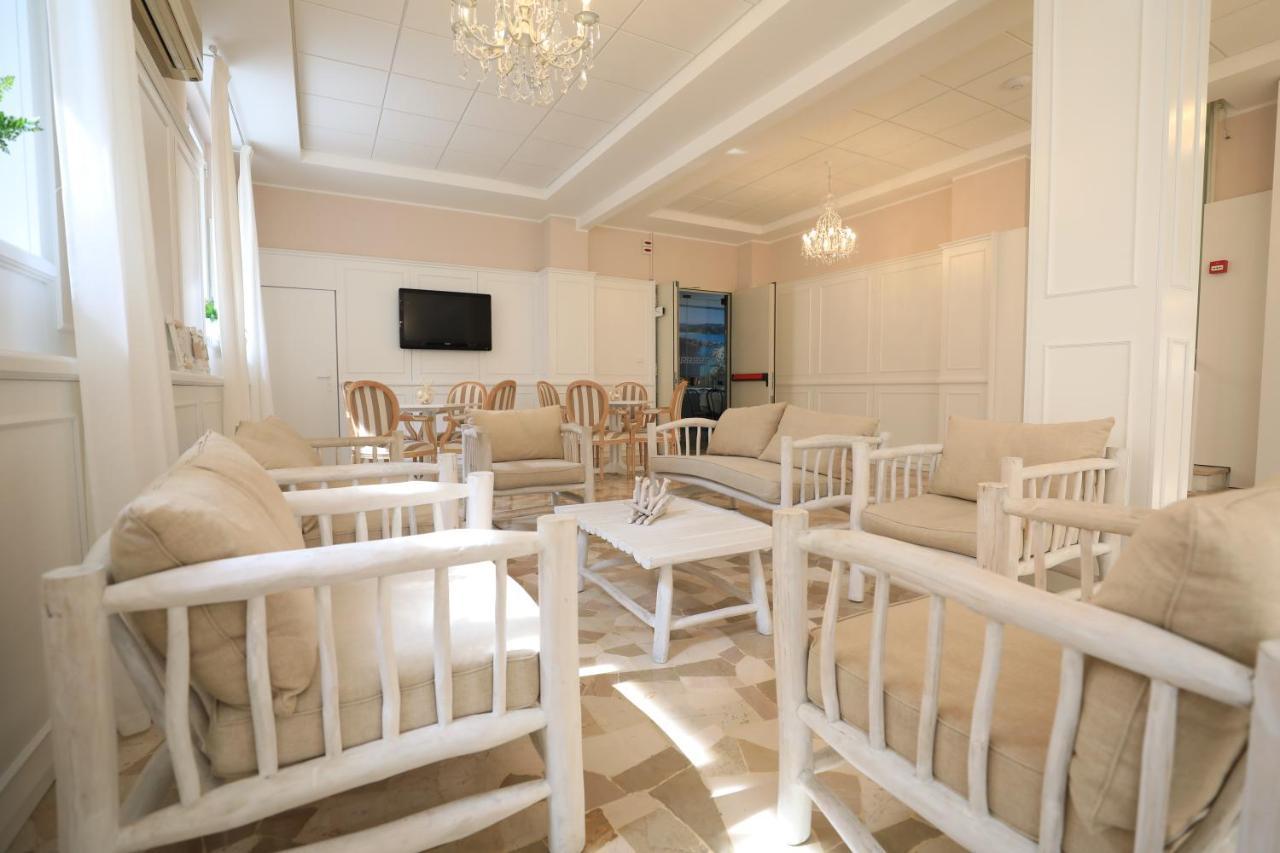 Hotel Continental Pietra Ligure Buitenkant foto