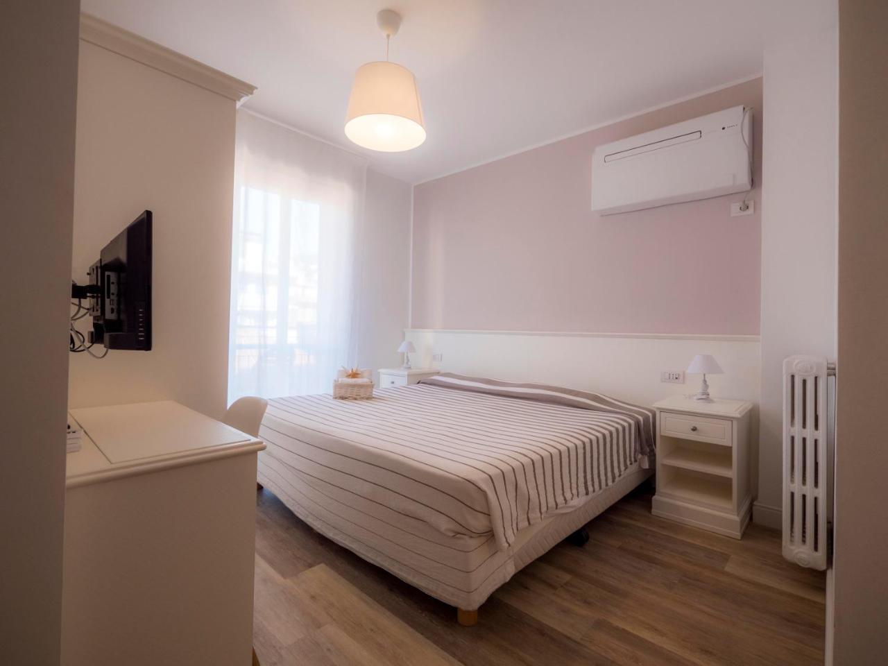 Hotel Continental Pietra Ligure Buitenkant foto
