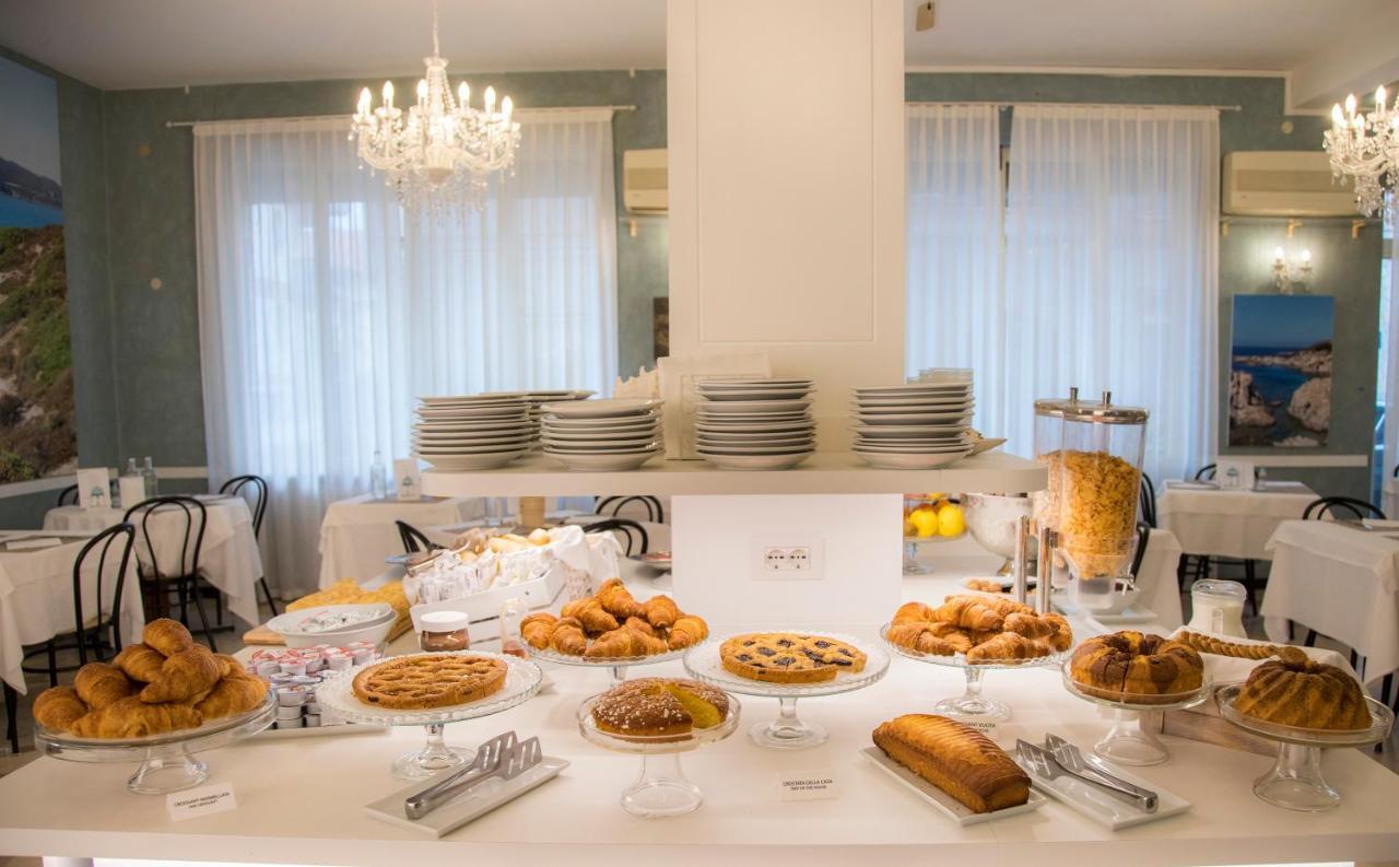 Hotel Continental Pietra Ligure Buitenkant foto